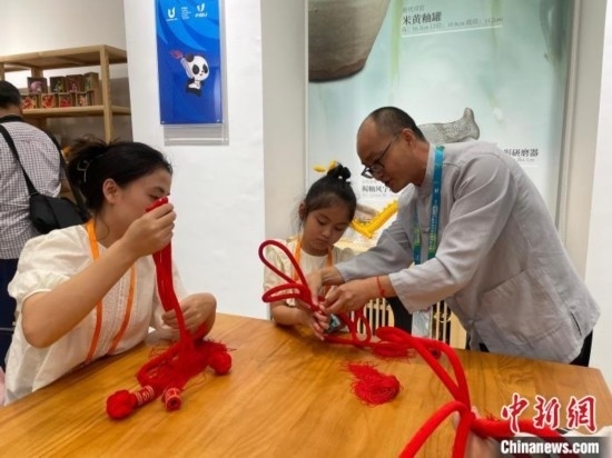 市民體驗制作吉祥如意結。祝歡 攝