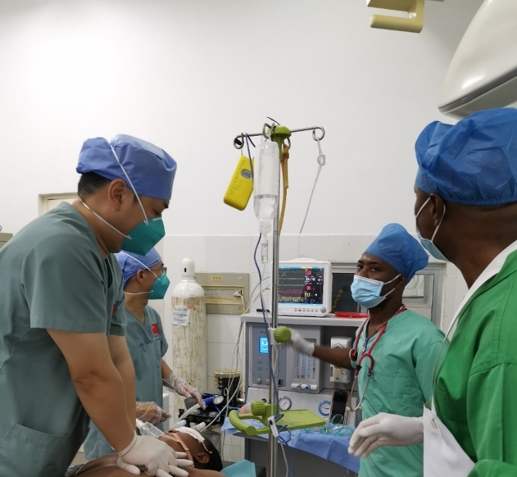 麻醉科李學(xué)斌醫(yī)生和手術(shù)室護(hù)士趙鈺進(jìn)行復(fù)蘇搶救。中國第二十九批援幾內(nèi)亞醫(yī)療隊(duì)供圖