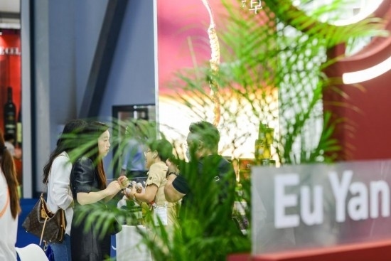 RCEP成員國企業(yè)亮相第三屆消博會(huì)。2023年4月12日，參觀者在新加坡企業(yè)余仁生的展臺(tái)了解產(chǎn)品。新華社記者王澤聰攝