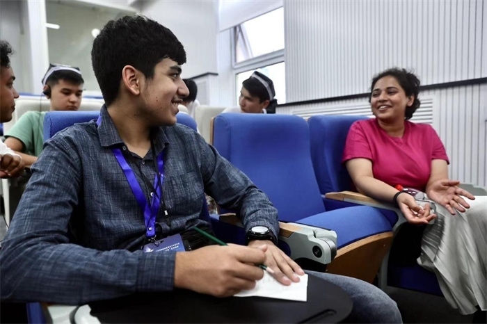 “上合小記者”在中國傳媒大學外語學院采訪留學生。中新社供圖