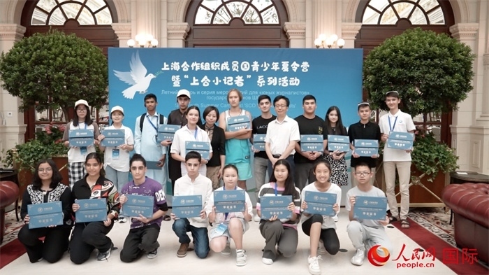 主辦單位為“上合小記者”頒發(fā)證書。實習生 方明軒攝