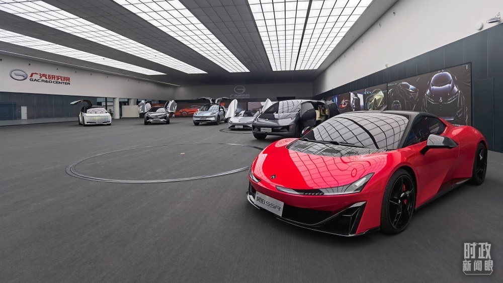 今年4月，習(xí)近平考察廣汽埃安新能源汽車股份有限公司，了解企業(yè)推動(dòng)制造業(yè)高端化、智能化、綠色化等情況。（總臺(tái)央視記者石丞拍攝）