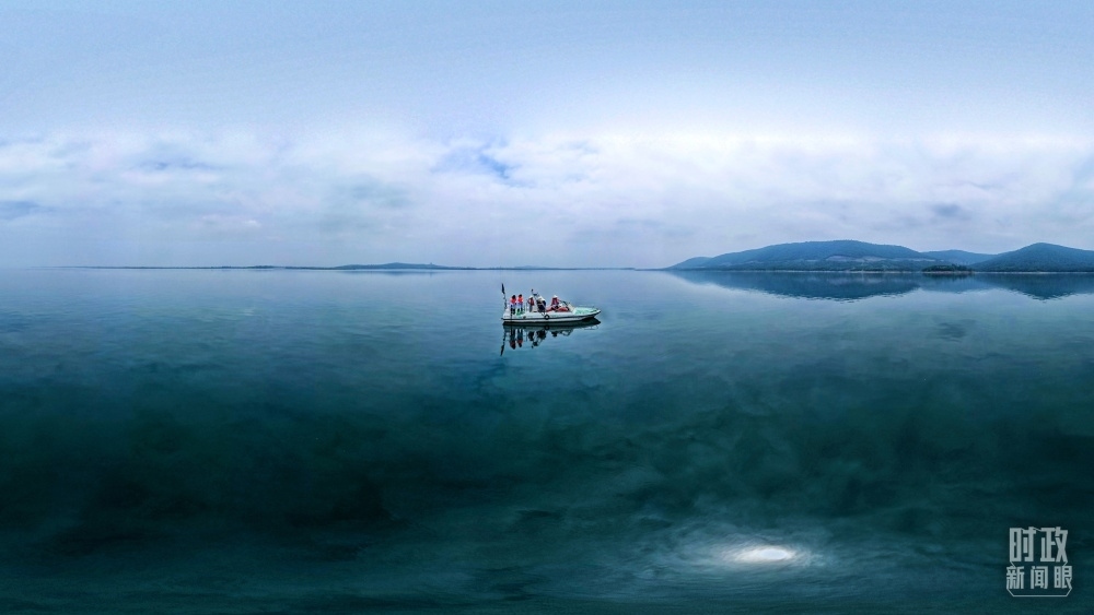 丹江口水庫，工作人員正在采集水樣。（總臺(tái)國廣記者李晉拍攝）