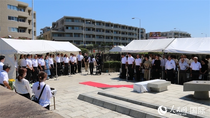 參加紀(jì)念活動者全體起立默禱。人民網(wǎng) 許可攝