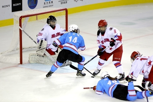 廣東隊球員與北京隊球員禁區(qū)混戰(zhàn)。人民網(wǎng)記者 胡雪蓉攝