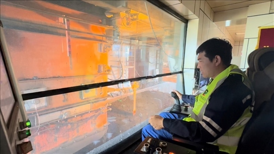 國家電投內(nèi)蒙古公司南露天煤礦裝車站司機石繼立的操縱下，一次性60噸的煤炭穩(wěn)穩(wěn)裝入車廂。人民網(wǎng) 金洪花攝