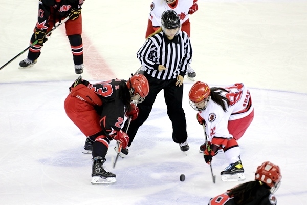 北京隊球員呂悅(左)與上海隊球員黃滟爭球。人民網(wǎng)記者 胡雪蓉攝