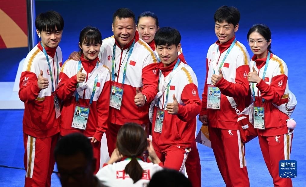 7月22日，中國(guó)代表團(tuán)部分成員在歡迎儀式后合影。新華社記者 王曦 攝