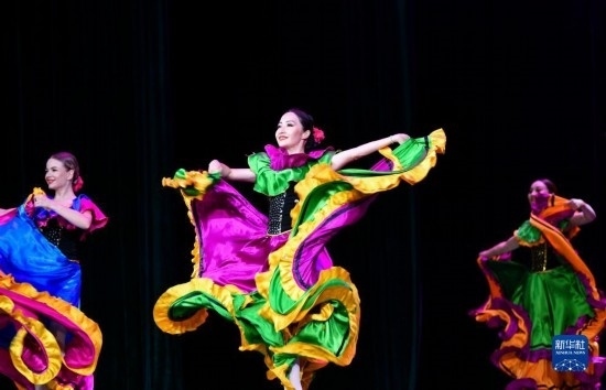 7月21日，哈薩克斯坦薩爾塔納國(guó)家舞蹈團(tuán)的演員在演出。