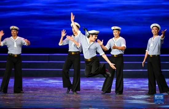 7月21日，哈薩克斯坦薩爾塔納國(guó)家舞蹈團(tuán)的演員在演出。