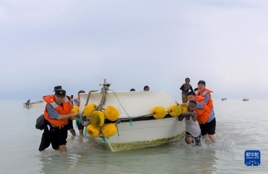 7月21日，中國(guó)海軍“和平方舟”號(hào)醫(yī)院船醫(yī)護(hù)人員涉水登島，前往基里巴斯一診療點(diǎn)。新華社記者 黎云 攝