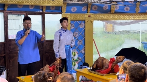 圖為草原蒙古包全羊宴。人民網(wǎng)記者 金洪花攝