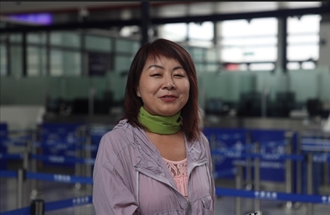 7月22日，曾經(jīng)在老撾瑯勃拉邦工作過(guò)3年的加拿大華僑孫月玲乘坐中老鐵路國(guó)際旅客列車從中國(guó)出境。衛(wèi)海林 攝