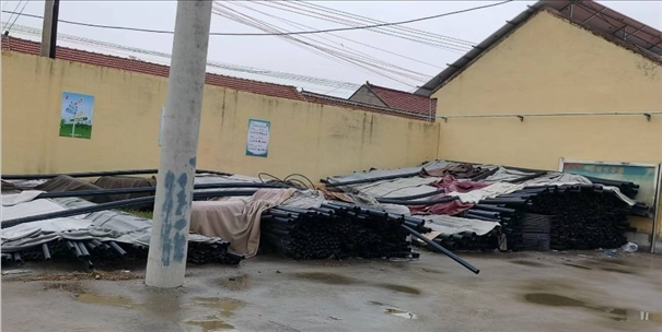 至今仍堆放在村委會院里的自來水管道。 人民網(wǎng)記者 金慧慧攝