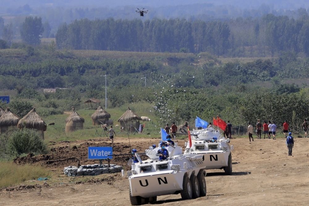 ↑2021年9月15日，在“共同命運(yùn)-2021”國際維和實(shí)兵演習(xí)綜合演練中，維和分隊采用無人機(jī)拋撒傳單宣傳和平理念。新華社記者 劉芳 攝