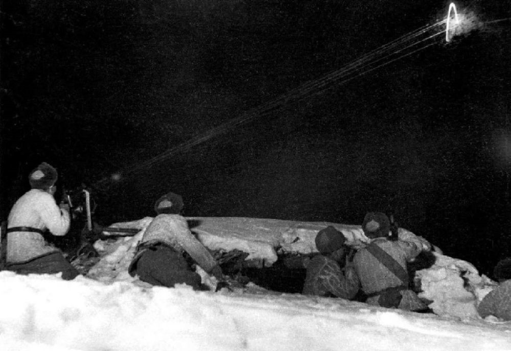  ↑1950年12月，在朝鮮長津湖，中國人民志愿軍第27軍連隊機(jī)槍手向美軍陣地射擊。新華社發(fā)（張崇岫 攝）