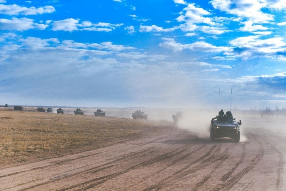 ↑陸軍第81集團(tuán)軍某旅“松骨峰特功連”隨所在營進(jìn)行長途機(jī)動（2022年4月12日攝）。新華社發(fā)（李乃超 攝）