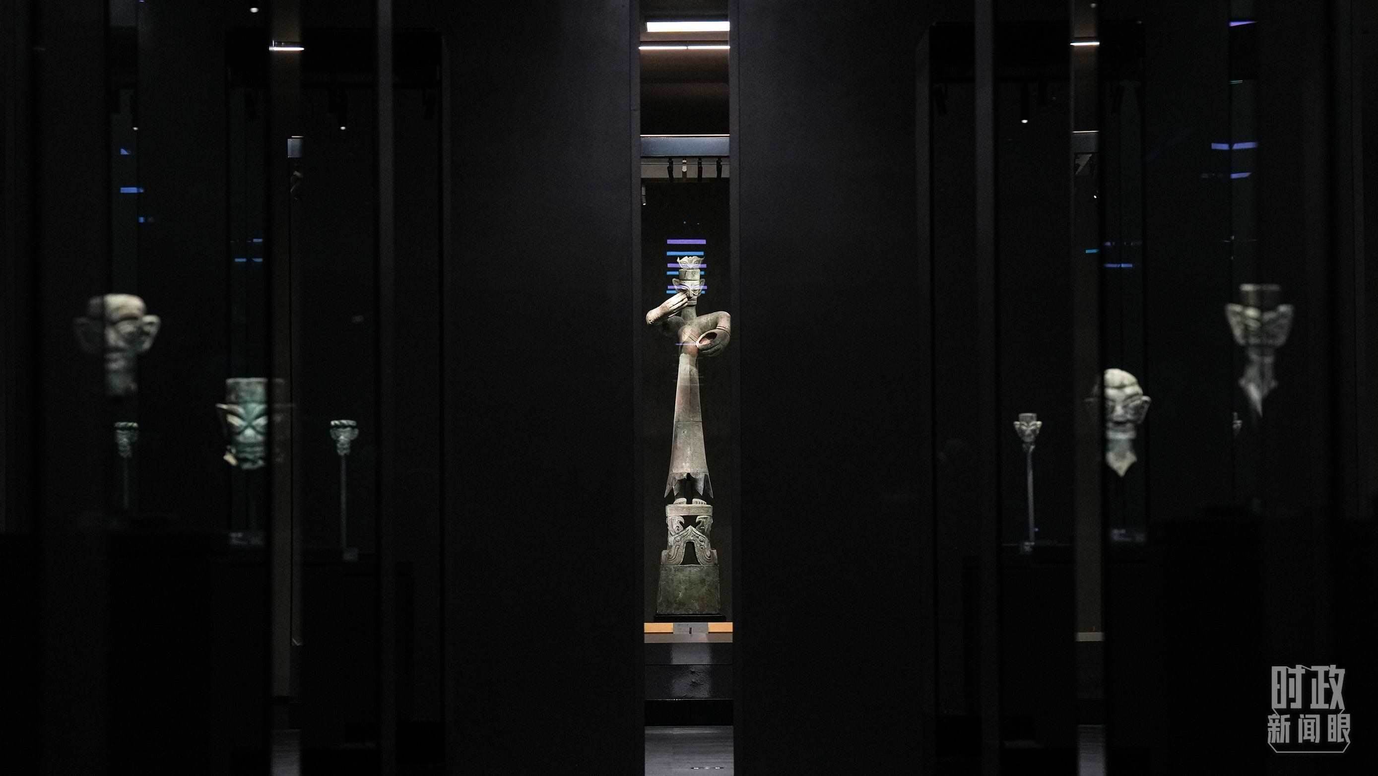 △三星堆出土的青銅大立人像。（總臺(tái)國(guó)廣記者李晉拍攝）