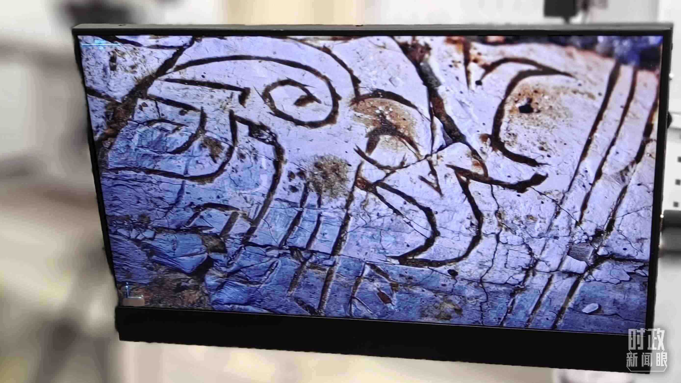 △顯微鏡下，三星堆文物的紋路清晰可見(jiàn)。（總臺(tái)央視記者王萌萌拍攝）