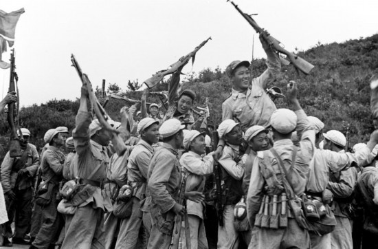  這是中國人民志愿軍和朝鮮人民軍一起歡慶戰(zhàn)斗勝利。新華社發(fā)（資料照片）