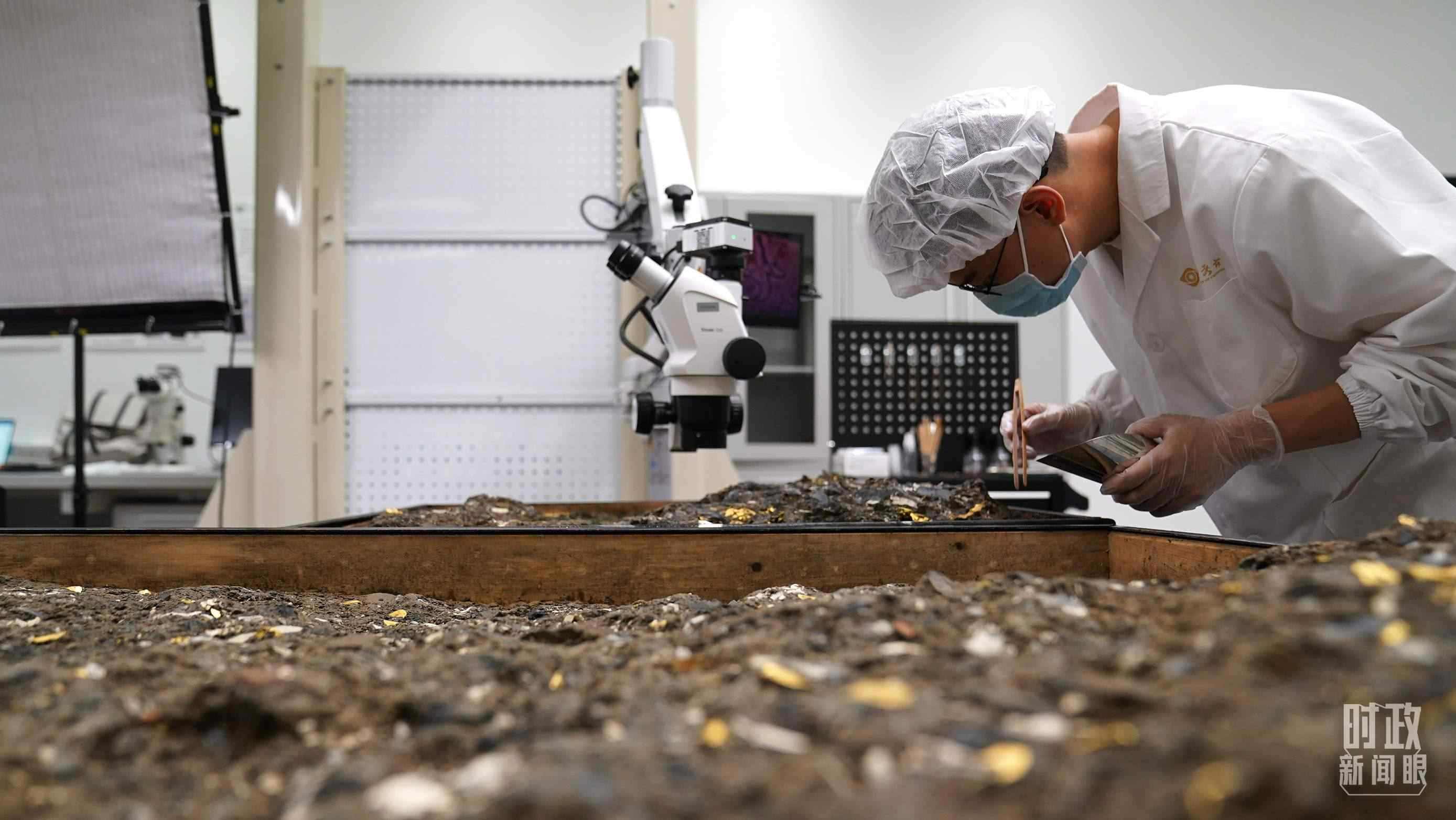 △工作中的三星堆文保人員。（總臺(tái)國(guó)廣記者李晉拍攝）