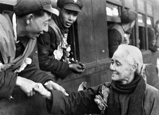 全國的鐵路工人們，一批批地志愿前往朝鮮前線工作，這是隴海路的鐵路工人魏志杰在臨行時和他母親告別的情形。新華社發(fā)（資料照片）