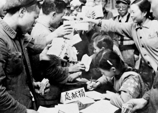 全國各地工商界踴躍捐獻(xiàn)款項(xiàng)，支援志愿軍。這是重慶市工商業(yè)者捐獻(xiàn)的情形。新華社發(fā)（資料照片）