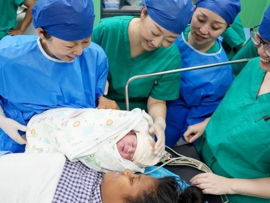 中國海軍“和平方舟”號醫(yī)院船在基里巴斯為29歲的塔拉瓦居民德阿瑞接生了一名“和平寶寶”（2023年7月16日攝）。新華社發(fā)（劉偉 攝）