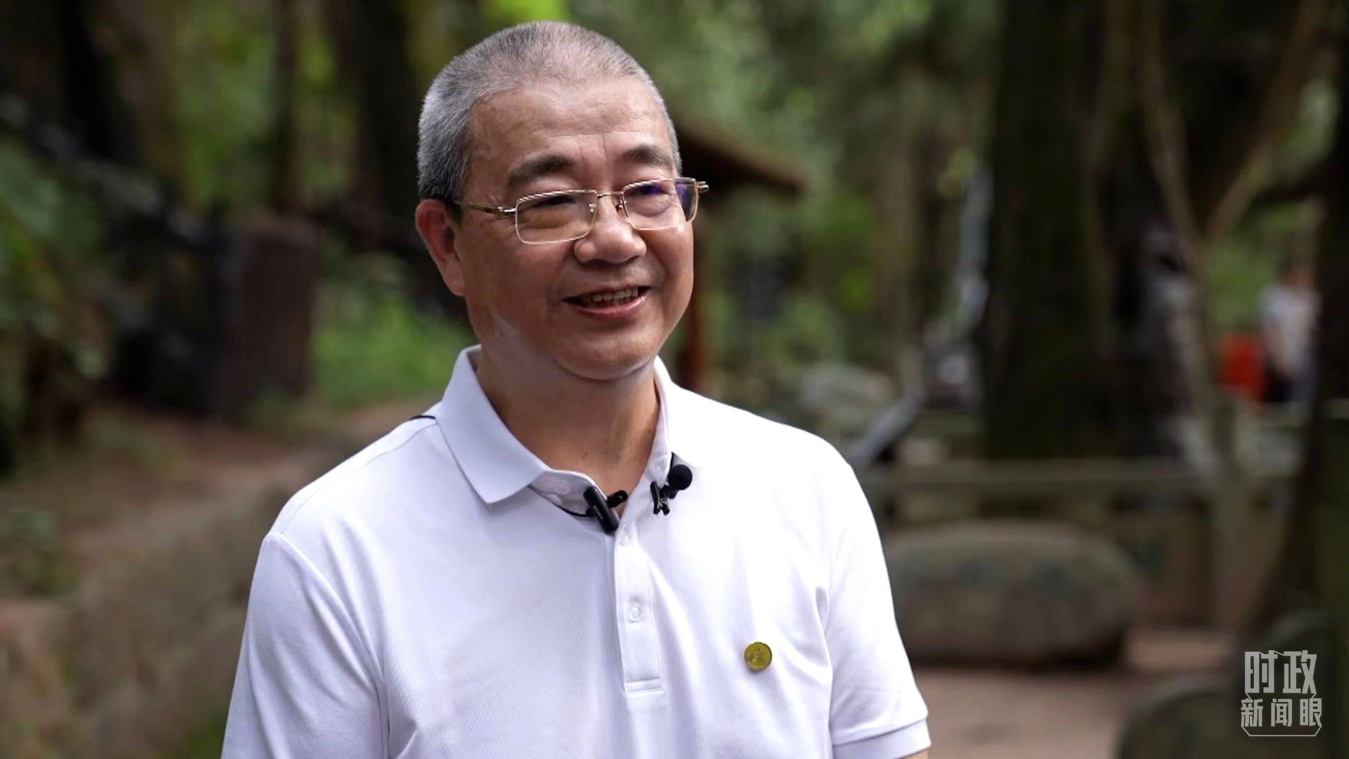 △廣元蜀道文化研究會(huì)蔡?hào)|洲教授。（總臺(tái)央視記者賈林拍攝）