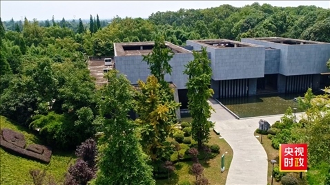 △2021年正式投入使用的三星堆文物保護(hù)修復(fù)館，堅(jiān)持保護(hù)修復(fù)與考古研究同步進(jìn)行，館內(nèi)分文保工作區(qū)和參觀區(qū)。