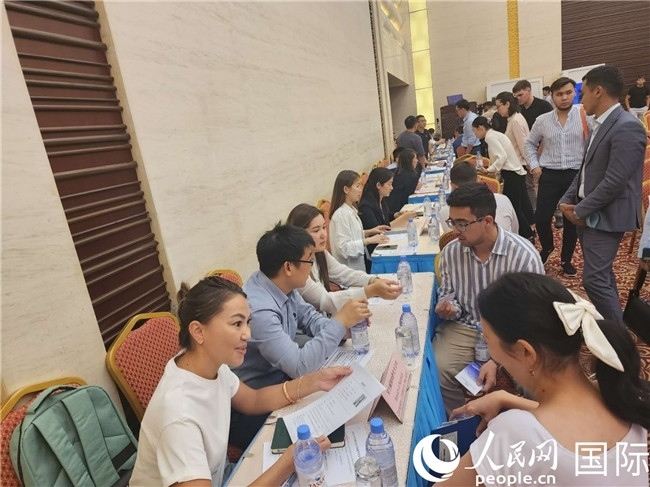 圖為中企代表與哈留華畢業(yè)生現(xiàn)場交流。人民網(wǎng)記者 李強(qiáng)攝