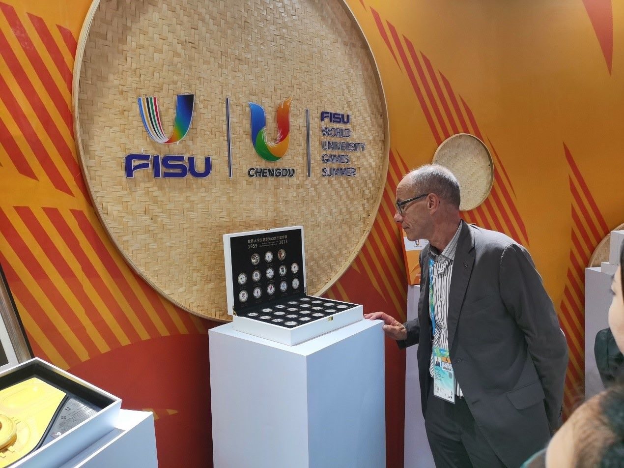 國際大體聯(lián)代理主席雷諾·艾德參觀大運(yùn)會特許商品。 人民網(wǎng)記者 楊磊攝