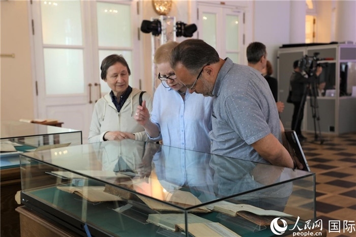 中俄圖書館論壇嘉賓共同參觀由俄羅斯國(guó)立列寧圖書館舉辦的館藏中國(guó)古籍善本圖書展。人民網(wǎng)記者 隋鑫攝