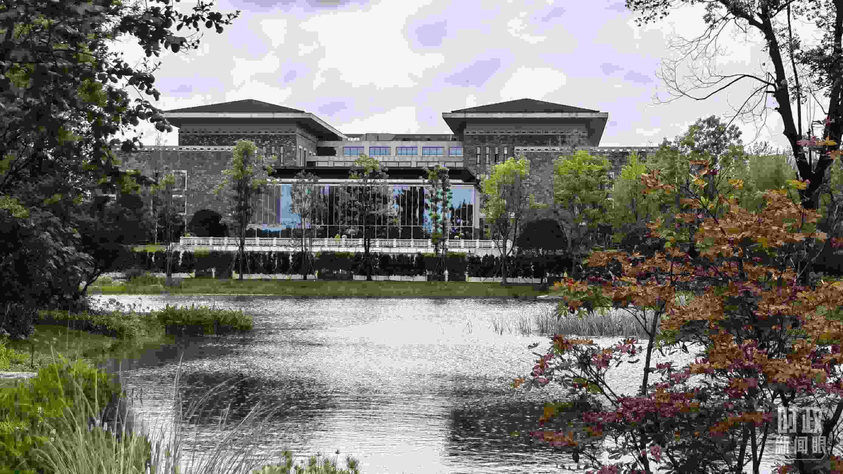 當(dāng)天，中印尼兩國(guó)元首在“錦蓉莊”舉行會(huì)見(jiàn)。（總臺(tái)央視記者韓銳拍攝）