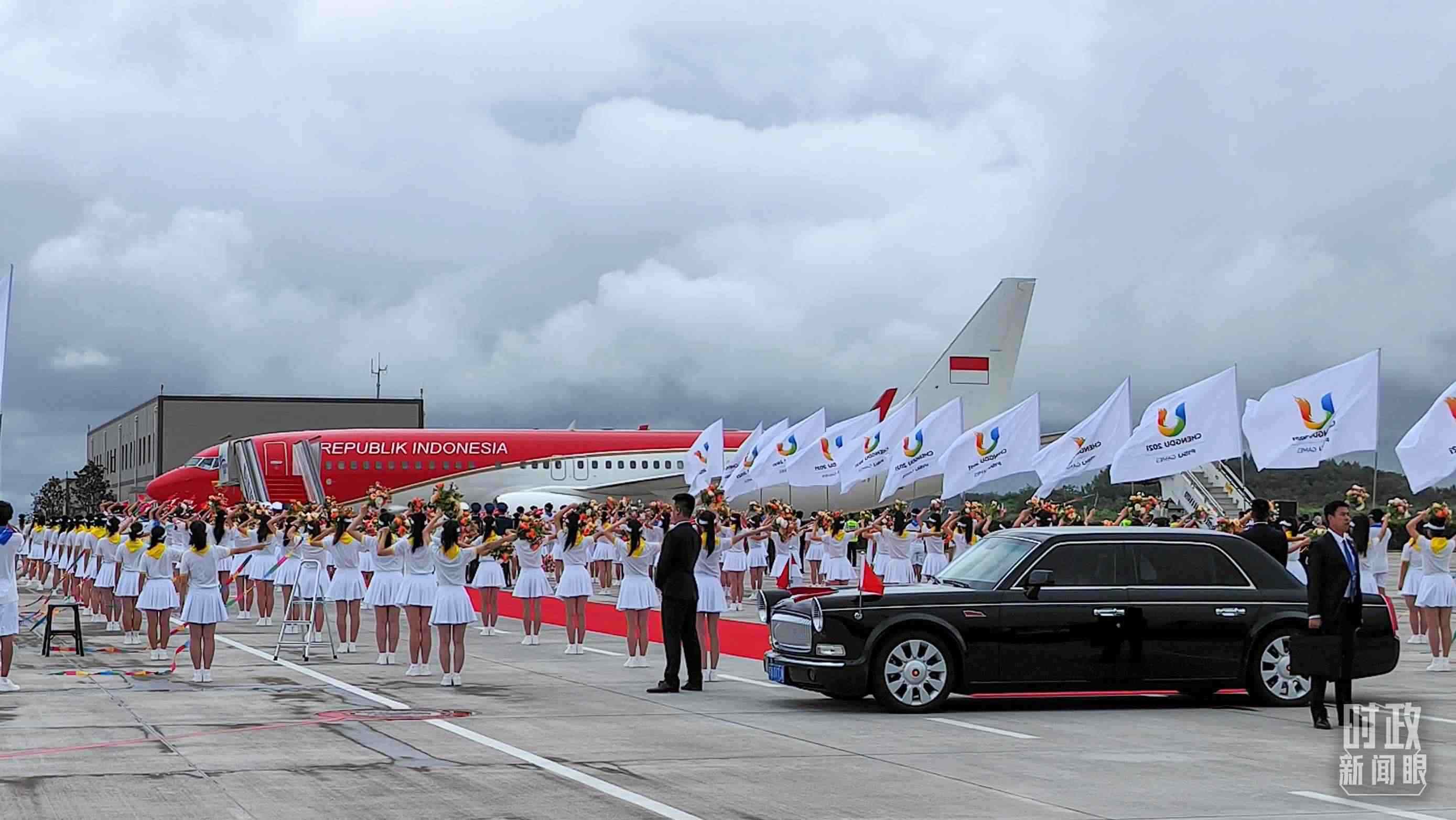 7月27日下午，印尼總統(tǒng)佐科抵達(dá)成都。（總臺(tái)央視記者王子杭拍攝）