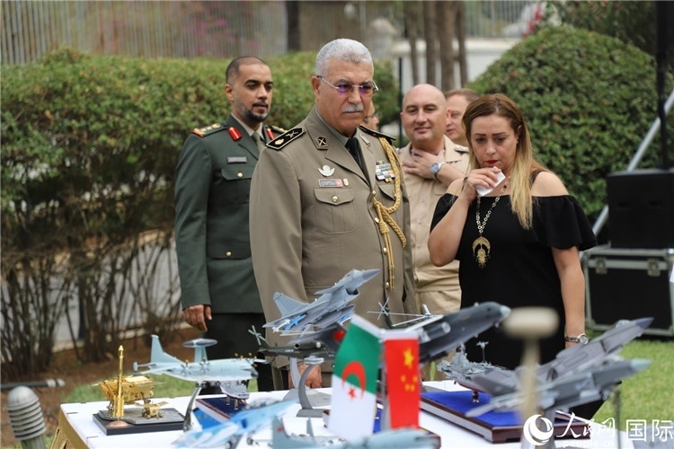 圖為與會(huì)嘉賓參觀招待會(huì)設(shè)置的武器裝備模型展臺(tái)。人民網(wǎng)記者 王傳寶攝