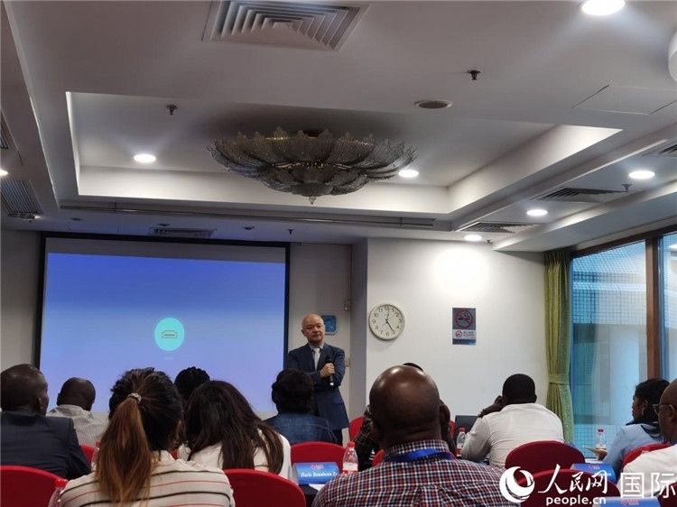 王鯤與研修班學員互動交流。 人民網 孫鴻宇攝