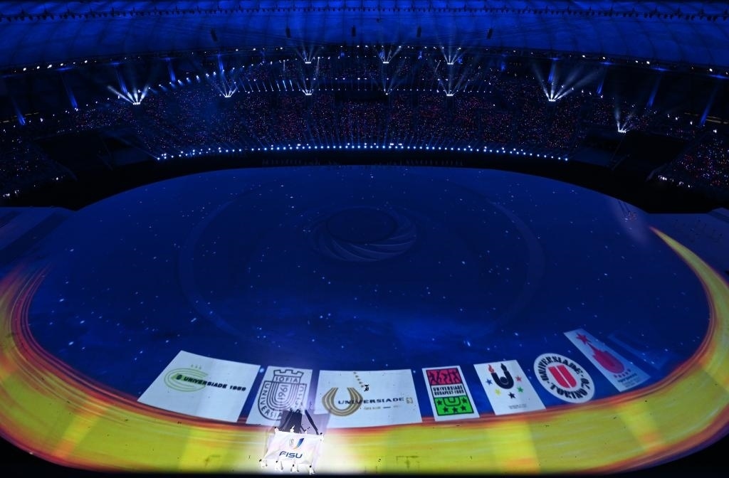 7月28日，國(guó)際大學(xué)生體育聯(lián)合會(huì)會(huì)旗在開幕式上入場(chǎng)。新華社記者劉磊攝