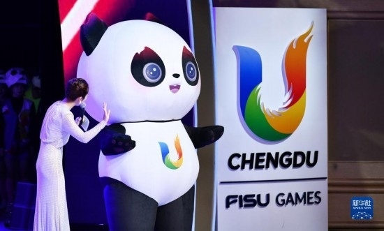 7月29日，成都大運(yùn)會(huì)吉祥物“蓉寶”在聯(lián)歡會(huì)現(xiàn)場。新華社記者 張端 攝