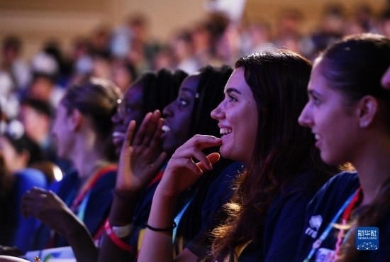 7月29日，外國運(yùn)動(dòng)員在聯(lián)歡會(huì)現(xiàn)場觀看節(jié)目。新華社記者 張端 攝