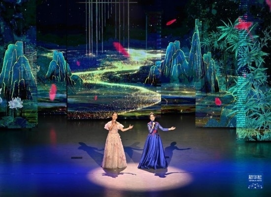 7月29日，演員在聯(lián)歡會(huì)現(xiàn)場演唱。新華社記者 蔡湘鑫 攝