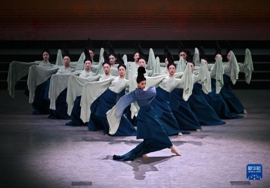 7月29日，演員在聯(lián)歡會(huì)現(xiàn)場表演《只此青綠》。新華社記者 蔡湘鑫 攝