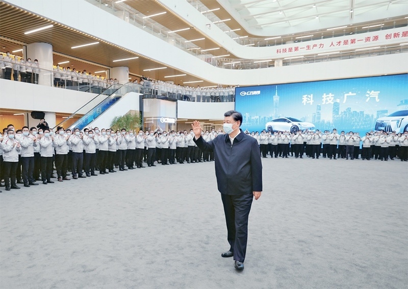 2023年4月10日至13日，中共中央總書記、國家主席、中央軍委主席習(xí)近平在廣東考察。這是12日下午，習(xí)近平在廣汽研究院向職工們揮手致意。 新華社記者 鞠鵬/攝