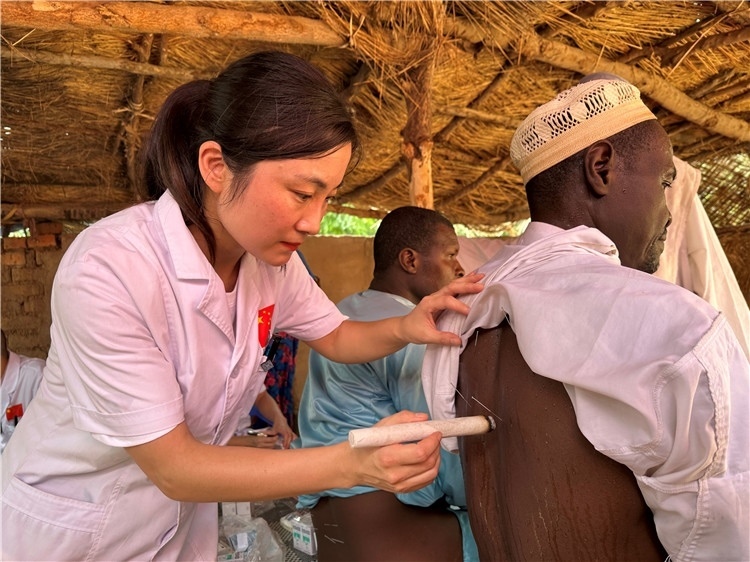 圖為吉安市中心人民醫(yī)院中醫(yī)科副主任醫(yī)師王李妮為患者進行針灸治療。中國駐乍得醫(yī)療隊提供