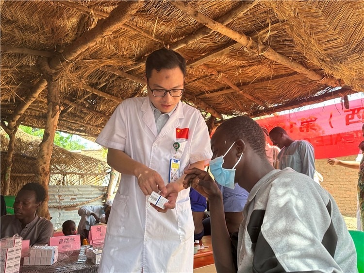 圖為南昌大學(xué)第一附屬醫(yī)院病理科主治醫(yī)師張振東為村民解說藥品使用方法。中國駐乍得醫(yī)療隊供圖