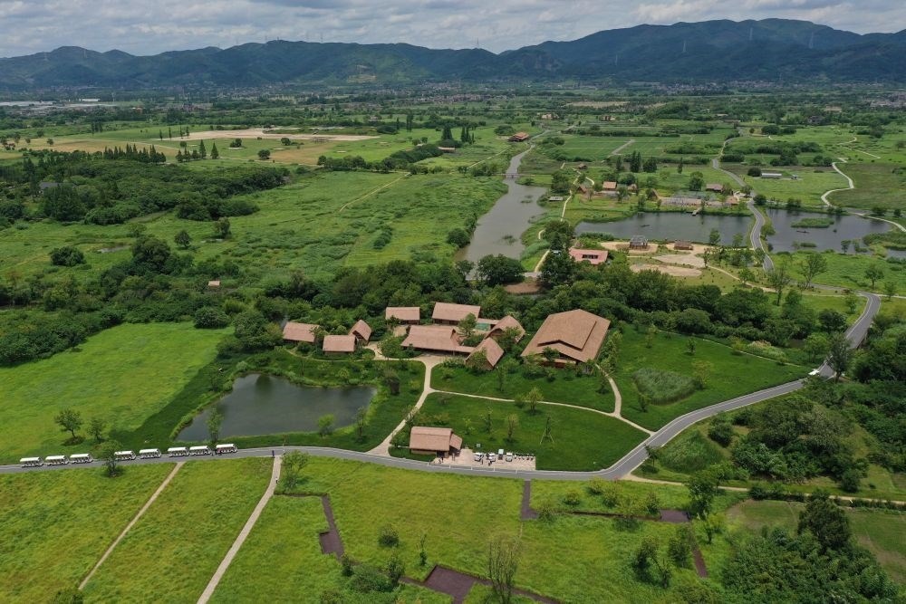 這是在浙江省杭州市余杭區(qū)拍攝的良渚古城遺址公園（2022年7月6日攝，無人機照片）。新華社記者 黃宗治 攝