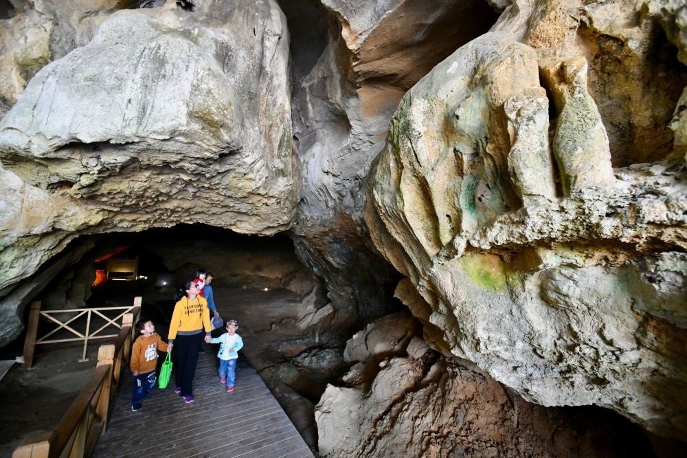 游人在位于福建省三明市三元區(qū)巖前鎮(zhèn)的萬壽巖遺址船帆洞游覽（2020年4月9日攝）。新華社記者 姜克紅 攝