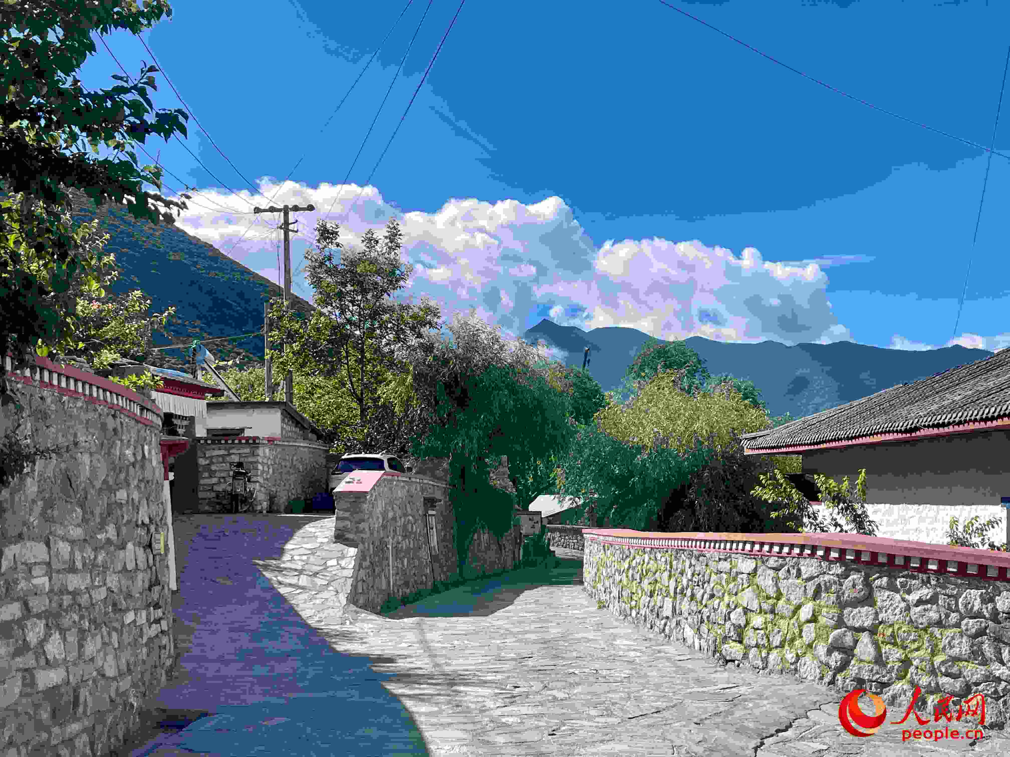 嘎拉村的村貌。人民網(wǎng) 周靜圓攝