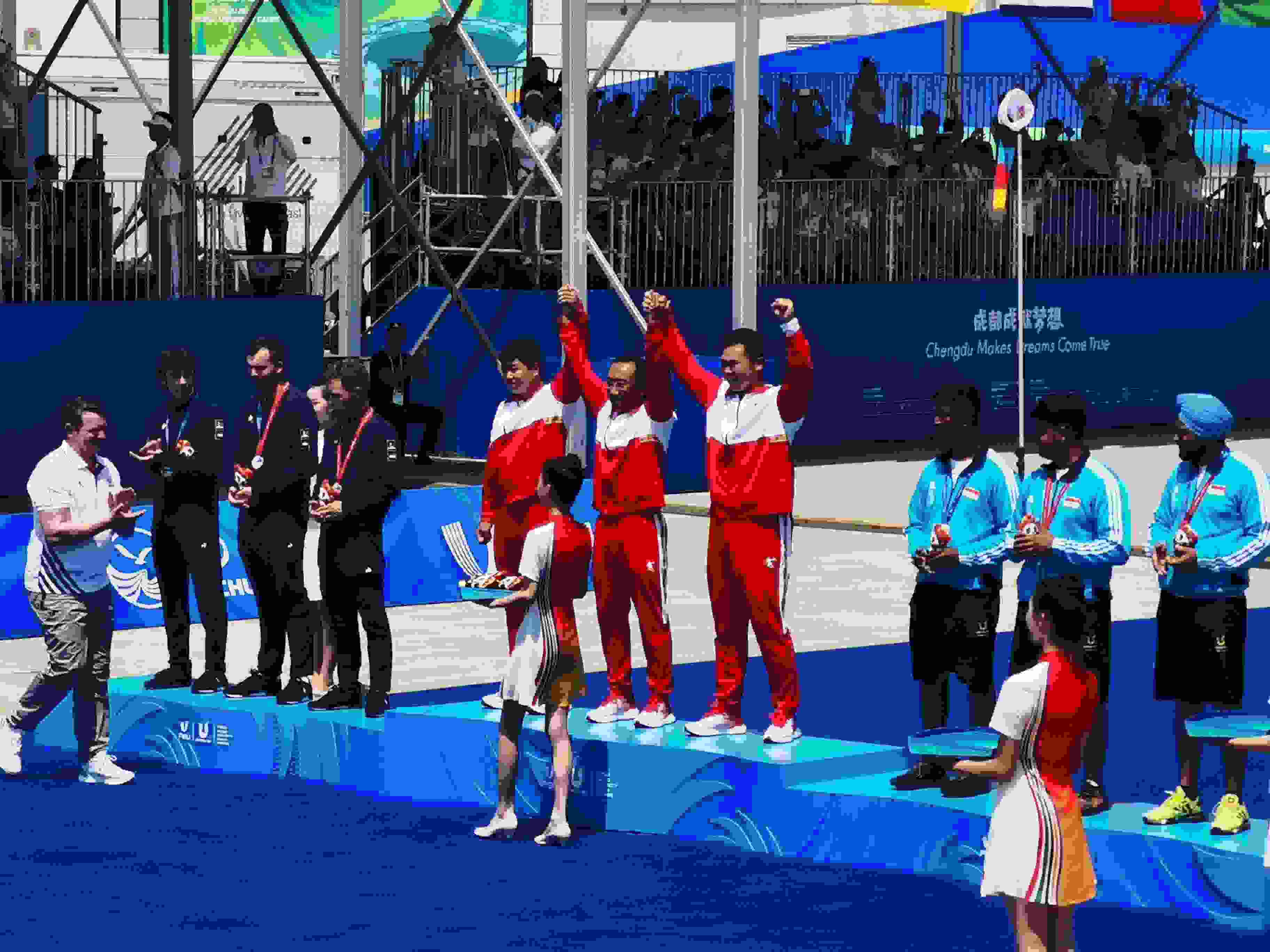 7月30日，在成都大運(yùn)會男子復(fù)合弓團(tuán)體頒獎儀式中，中國隊?wèi)c祝奪得冠軍。 人民網(wǎng)記者 楊磊攝