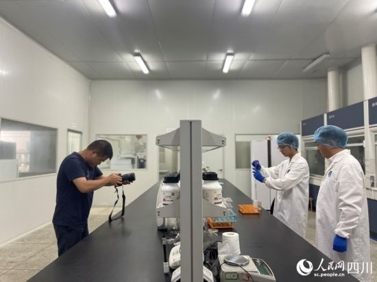 記者在位于成都市大邑縣的海光食品有限公司進(jìn)行采訪。人民網(wǎng)記者 何旭攝